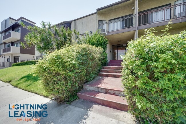Building Photo - 6827 Whitsett Ave Unit 213D Rental