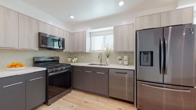 Photo - 638 N Serrano Ave Unit #638 1/2