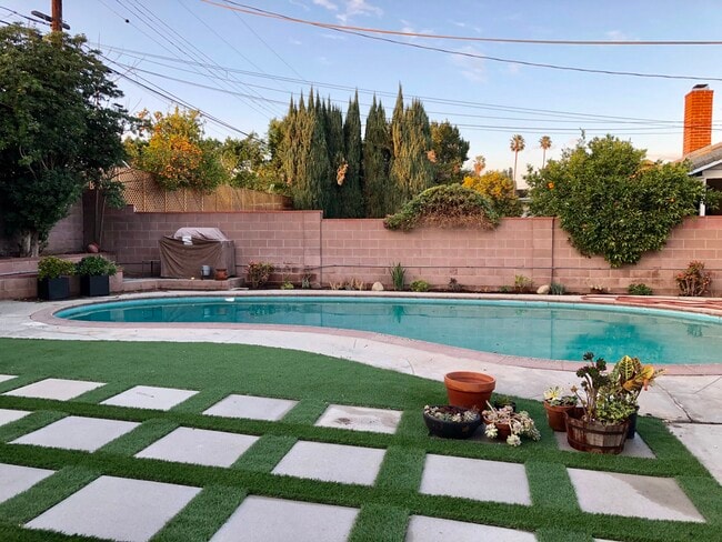 Photo - 9333 Swinton Ave