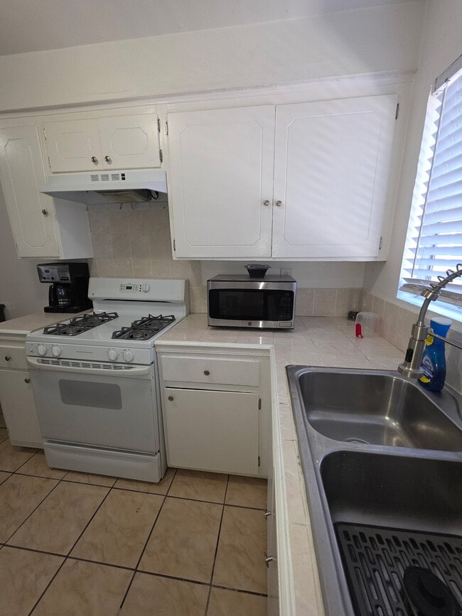 Photo - 1432 W 106th St Unit 2 Bedroom