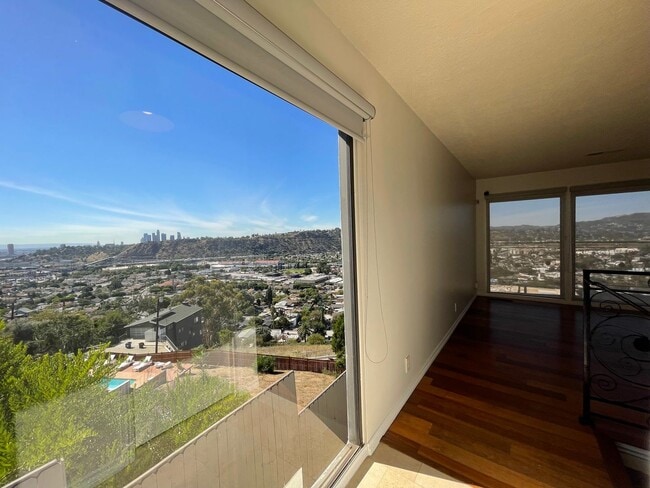Photo - Gorgeous 5 Bed House - Amazing View!