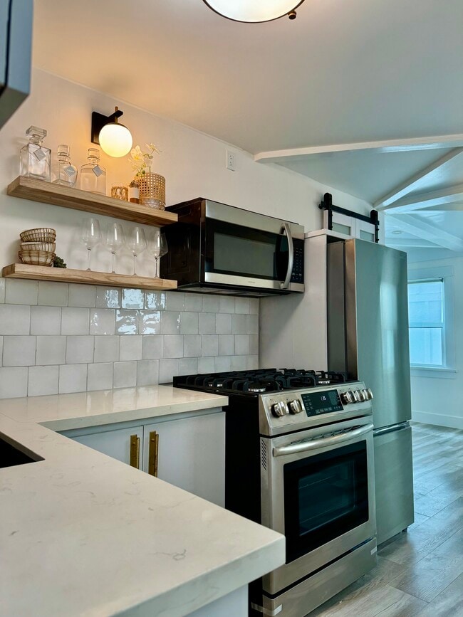 Building Photo - 1653 1/2 Bayview Dr Unit 1 Bed - 1 Bath Rental