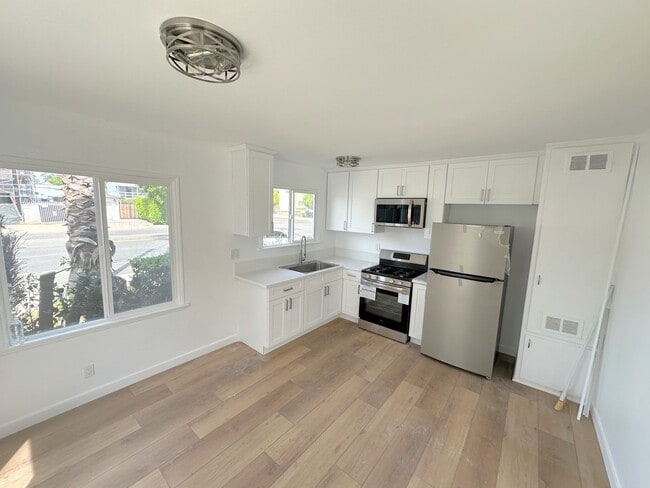 Photo - 2bd/1ba in Sherman Oaks w/ parking, washer/dryer in unit! Unit 14410 #1