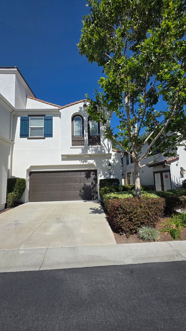 Building Photo - GORGEOUS TOWNHOME IN THE HEART OF SOUTH TEMECULA!