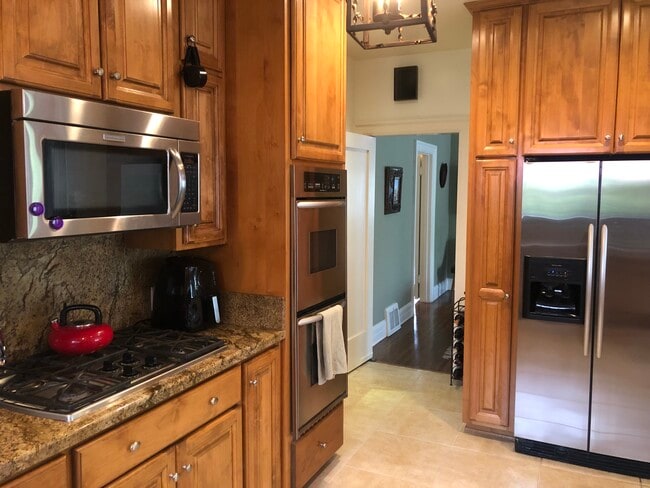 Gourmet kitchen - 1959 N Catalina St