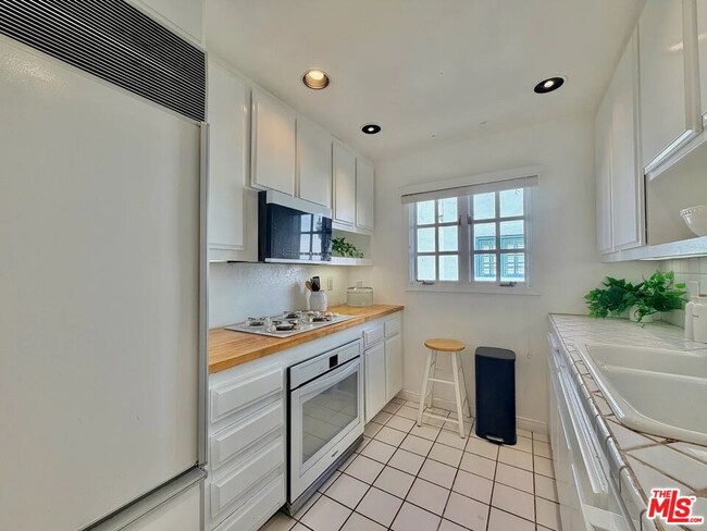 Photo - 1123 Flores St Unit 14