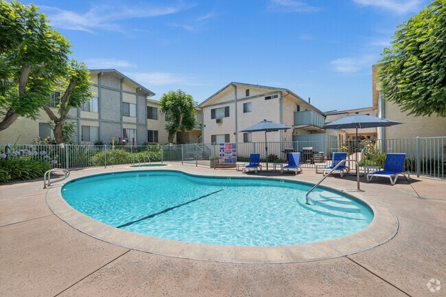 Pool & Jacuzzi - Woodridge Apartments