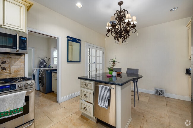 4BR, 3BA - 1,950SF - Kitchen - 216 S Orange Dr.