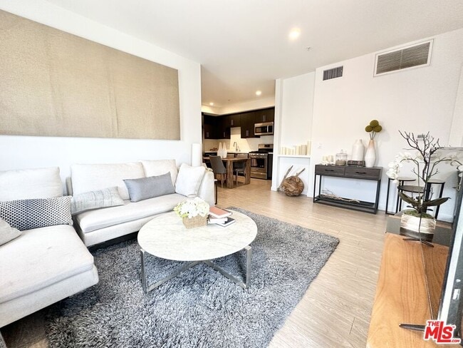 Building Photo - 11405 Chandler Blvd Unit 403