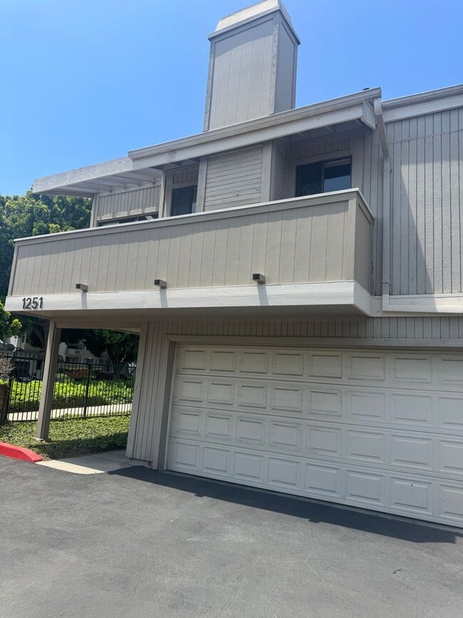 Building Photo - Ralston Village Remodeled Condo Unit 3