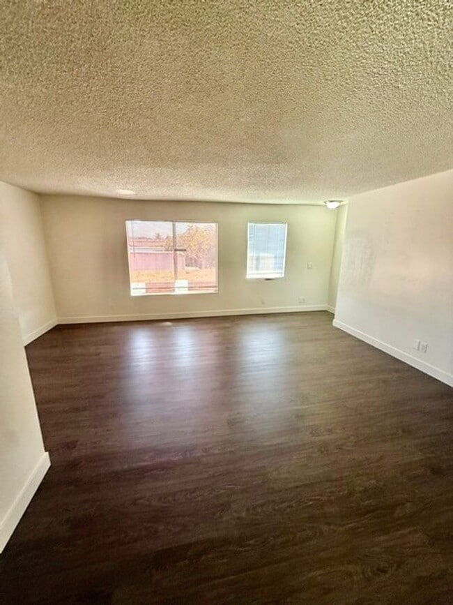 Building Photo - 3 bedroom apartment with a 1 car garage Unit 3