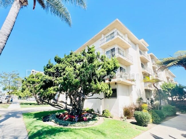 Building Photo - Very nice 2 Bd/2 Ba, 1180sf end-unit Condominium Unit 407