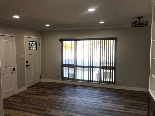 Building Photo - 1742 W 83rd St Unit 4