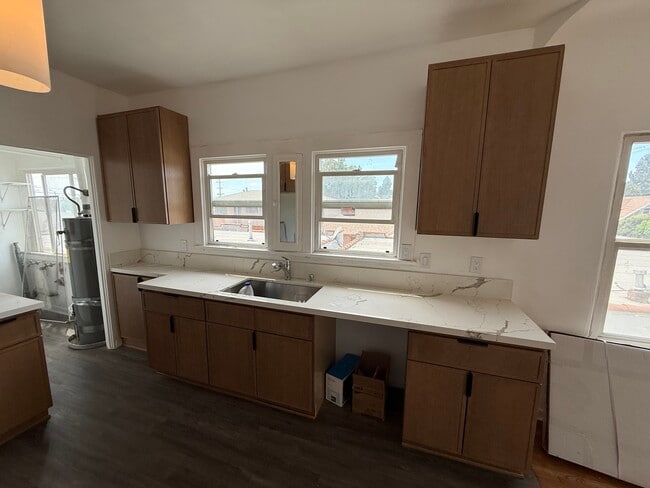 Building Photo - 212 1/2 W 57th St Unit 212 upper