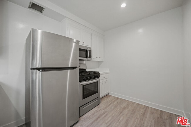 Photo - 605 S Barrington Ave Unit 27