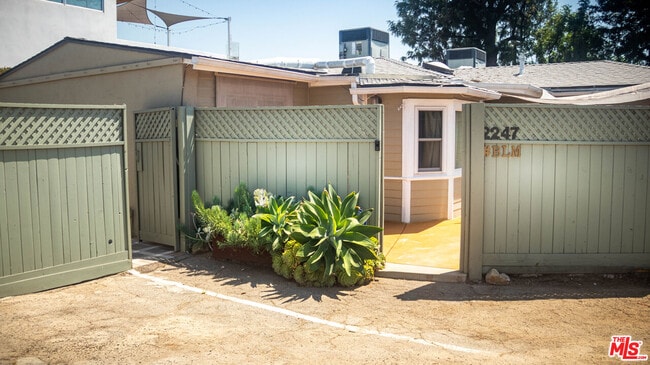 Photo - 2247 Moore St