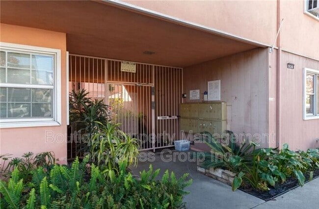 Photo - 930 E 1st St