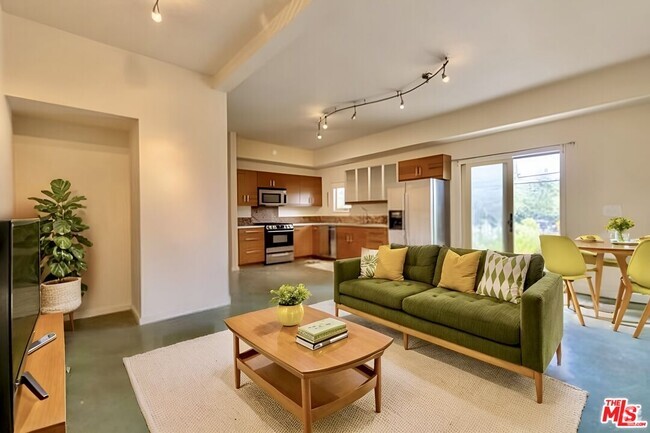 Building Photo - 1023 Oak Grove Dr Rental