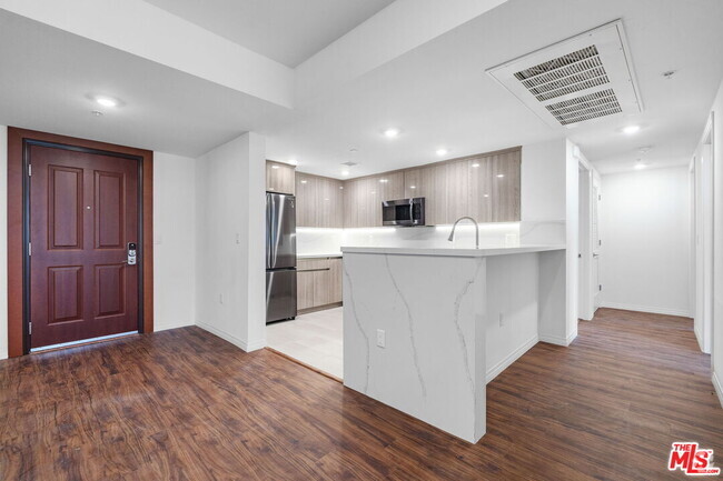 Building Photo - 5245 Santa Monica Blvd Unit 321 Rental