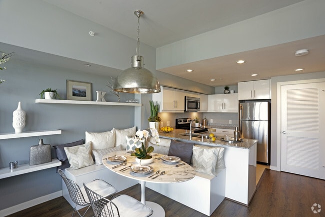 1 BR, 1 BA - 665 SF - Pinnacle on The Park