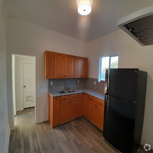 Building Photo - 635 W 53rd St Unit 1 Rental