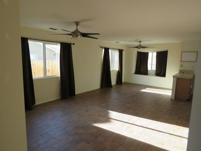 Photo - 5 Bedroom in quiet community!