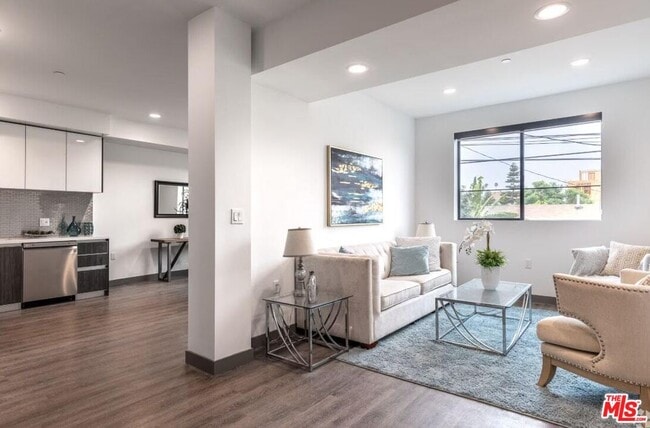 Building Photo - 552 N Hobart Blvd Unit 208 Rental