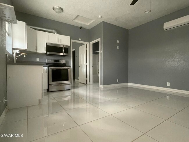 Building Photo - 724 E Ave J6