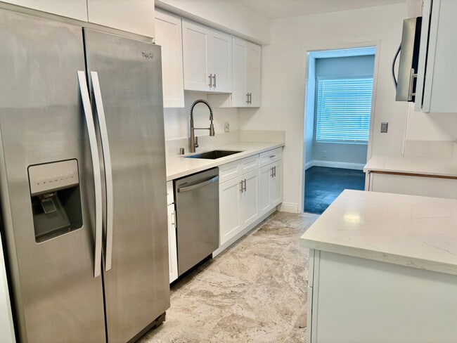 Building Photo - 17440 Burbank Blvd Rental
