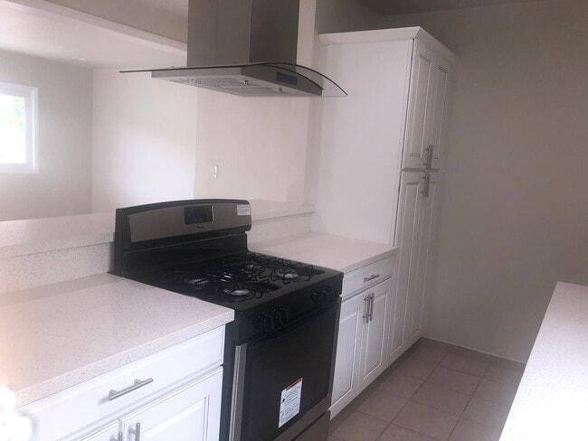 Kitchen - 5461 Kingsley St Unit D