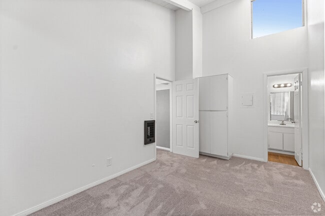 1BR, 1BA - 650SF - Classic - Primary Bedroom - Porta Rossa Apartments