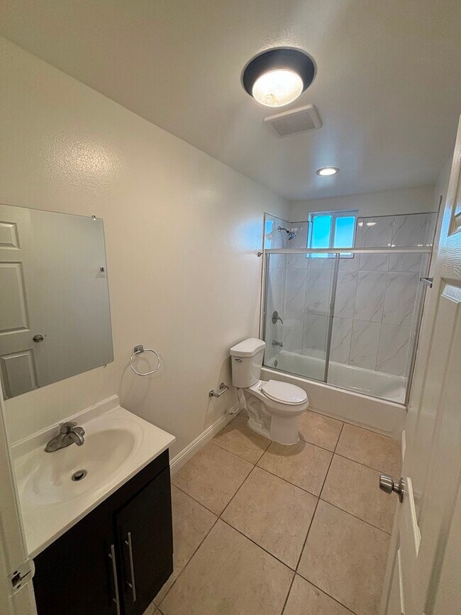 Photo - 539 W 93rd St