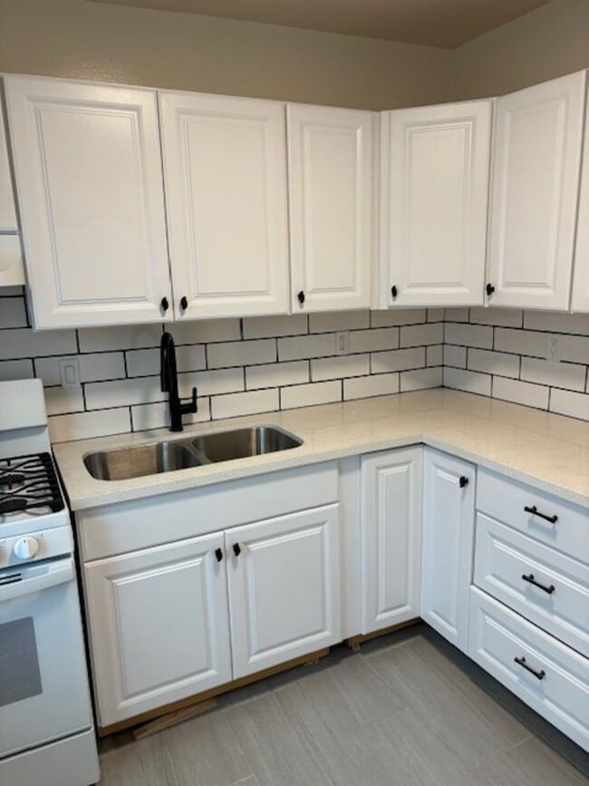 Building Photo - Renovated Studio Apartment for Lease in Va... Unit 220