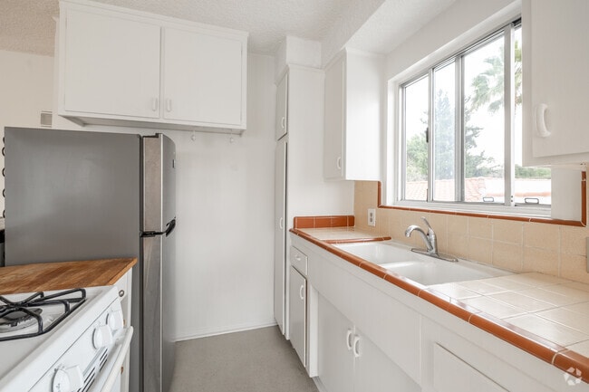 1BR, 1BA - 500SF - Kitchen - 2167 Beachwood Ter