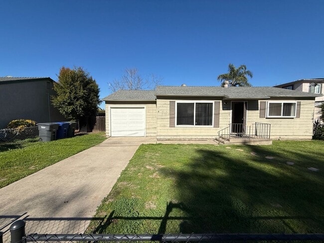 Building Photo - Beautiful 2 Bedroom 1 Bath home in well desired El Cajon neighborhood