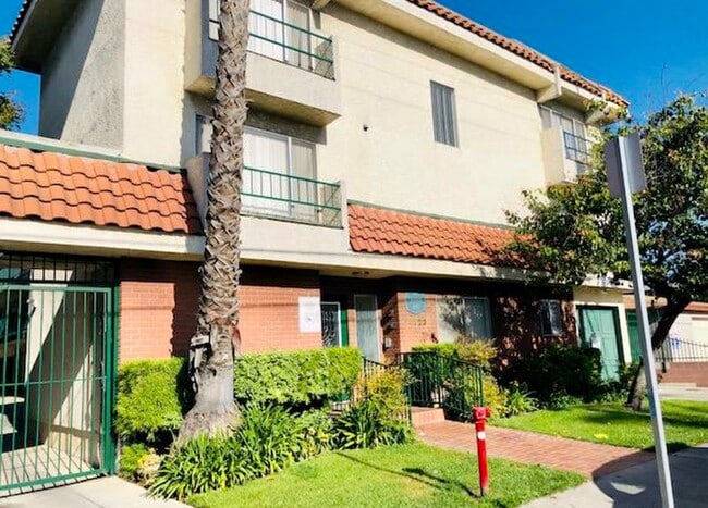 Building Photo - Granada Apartments