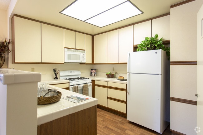 1BR,1BA-750SF - Cypress Point