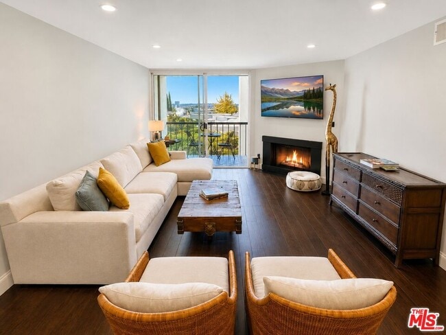 Building Photo - 8530 Holloway Dr Unit 318