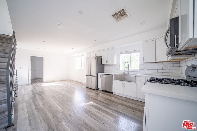 Building Photo - 5746 Elmer Ave Unit 5748