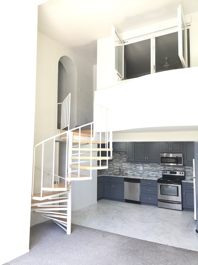 Staircase - 1440 Veteran Ave Unit 319