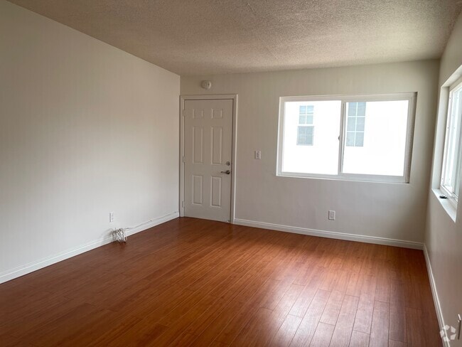 Building Photo - 2015 Plant Ave Unit D Rental