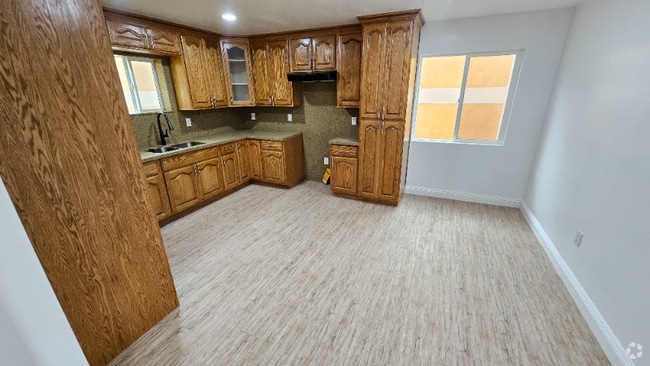 Building Photo - 711 N Sloan Ave Rental