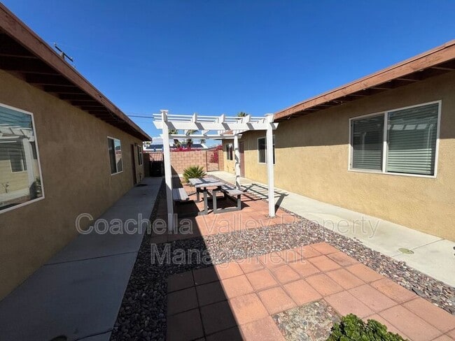 Building Photo - 422 Rosa Parks Rd