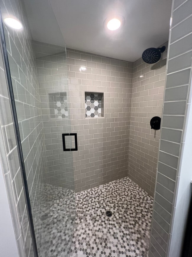 BATH/SHOWER - 6131 Ranchito Ave