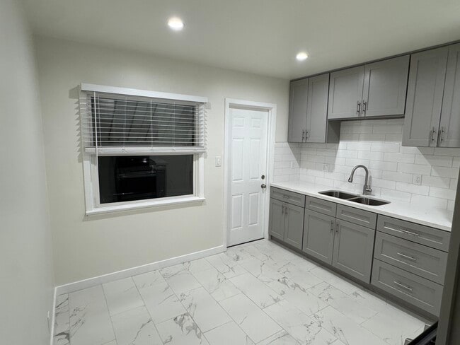 Photo - 421 E Acacia Ave