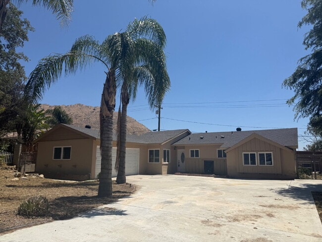 Building Photo - Large yard, spacious interior, extra parking and much more