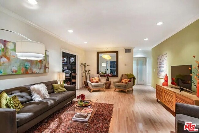 Building Photo - 8550 Holloway Dr Unit 305