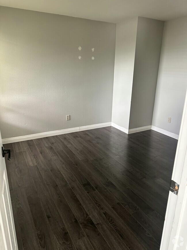 Building Photo - 2300 Greenwich Dr Rental