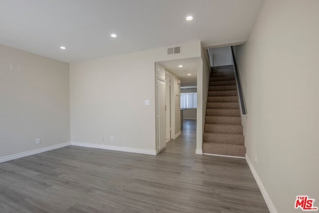 Photo - 11701 Oxnard St