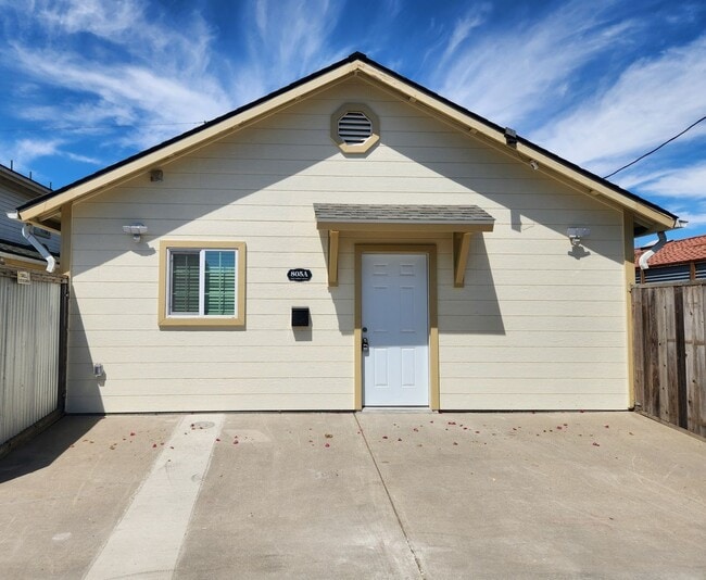 Building Photo - Beautifully Designed 1 Bedroom ADU